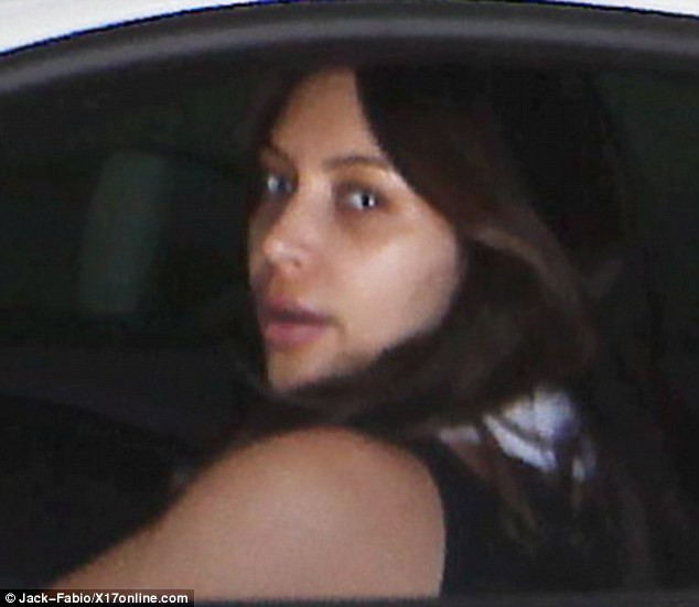 Trong buổi đến phòng tập thể dục của mình bằng chiếc Ferrari trắng toát hôm qua, Kim Kardashian đã để lộ khuôn mặt mộc không trang điểm của mình. Trông Kim lúc này hoàn toàn khác với những hình ảnh phô diễn cơ thể của cô trước đó. Xem thêm: Kim Kardashian Trong buổi đến phòng tập thể dục của mình bằng chiếc Ferrari trắng toát hôm qua, Kim Kardashian đã để lộ khuôn mặt mộc không trang điểm của mình. Trông Kim lúc này hoàn toàn khác với những hình ảnh phô diễn cơ thể của cô trước đó. Xem thêm: Kim Kardashian