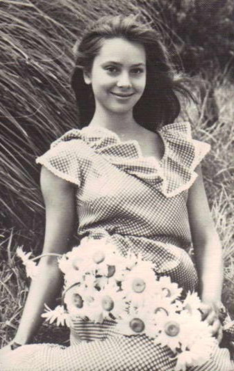 Valentia Titova, sinh năm 1942, là diễn viên điện ảnh, từng tham gia rất nhiều bộ phim nổi tiếng như Cơn bão tuyết (1964), Katerina Izmailova (1966), Thanh kiếm và chiếc khiên (1967), Mimino (1977), Những linh hồn chết (1984). Cô là vợ của đạo diễn, diễn viên nổi tiếng Vladimir Basov. Valentia Titova, sinh năm 1942, là diễn viên điện ảnh, từng tham gia rất nhiều bộ phim nổi tiếng như Cơn bão tuyết (1964), Katerina Izmailova (1966), Thanh kiếm và chiếc khiên (1967), Mimino (1977), Những linh hồn chết (1984). Cô là vợ của đạo diễn, diễn viên nổi tiếng Vladimir Basov.