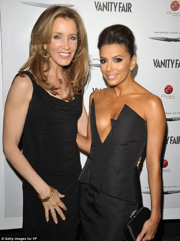 Diễn viên Felicity Huffman cùng thủ vai chính với Eva Longoria trong bộ phim Những bà nội trợ kiểu Mỹ (trái)