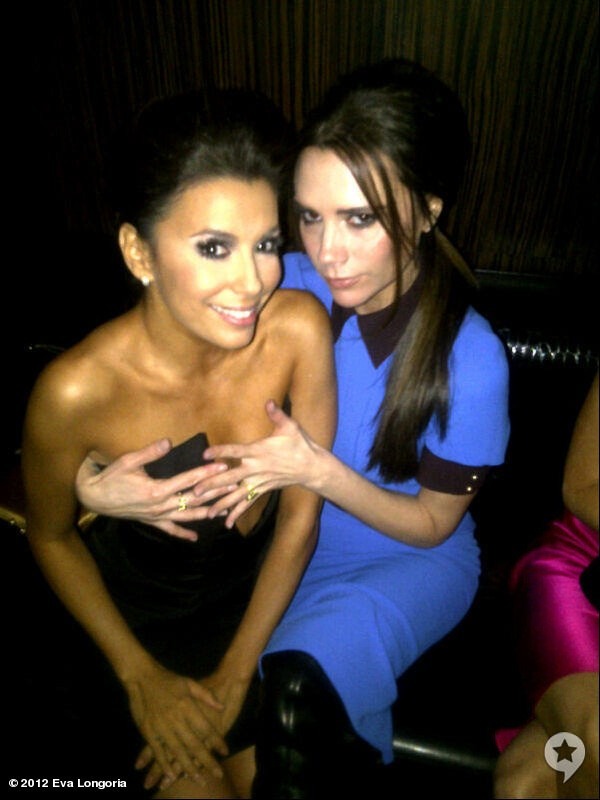 Rõ ràng là Eva Longoria, chủ nhân của bữa tiệc, đã mặc một chiếc váy xẻ ngắn không thể tin nổi. Trong giây phút vui vẻ trước ống kính, Victoria đã lấy tay của mình để che đi đôi gò bông đào dường như đã lộ rõ mười mươi của cô bạn thân để bảo vệ “nhân phẩm” cho bạn