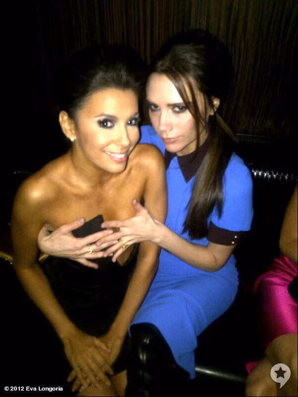 Rõ ràng là Eva Longoria, chủ nhân của bữa tiệc, đã mặc một chiếc váy xẻ ngắn không thể tin nổi. Trong giây phút vui vẻ trước ống kính, Victoria đã lấy tay của mình để che đi đôi gò bông đào dường như đã lộ rõ mười mươi của cô bạn thân để bảo vệ “nhân phẩm” cho bạn