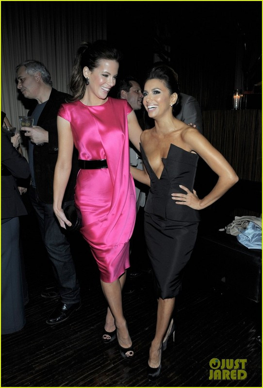 Kate Beckinsale “đọ dáng” cùng Eva Longoria.