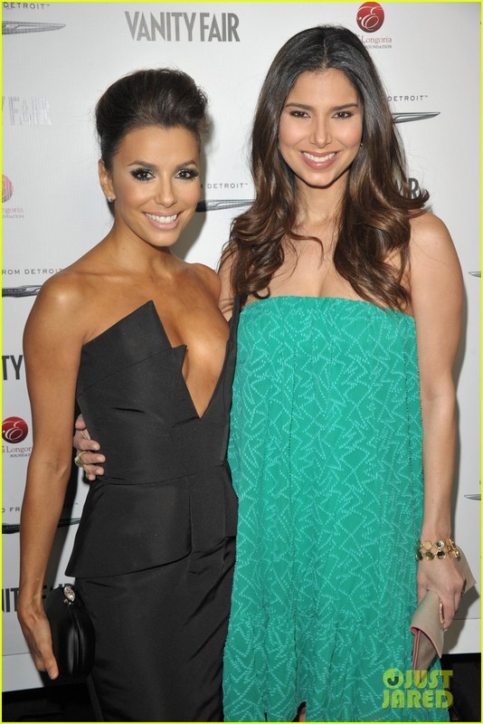 Eva Longoria chụp ảnh cùng ca sĩ, diễn viên Roselyn Sanchez (phải)