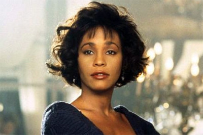 Cuộc đời Whitney Houston qua ảnh ảnh 5 Cũng trong năm 1992, cô tham gia đóng phim The Bodyguard và ca khúc cô thể hiện trong phim "I will always love you" trở thành một trong những ca khúc bất diệ và lập kỷ lục đĩa đơn bán chạy nhất của nữ ca sĩ từ trước đến nay.