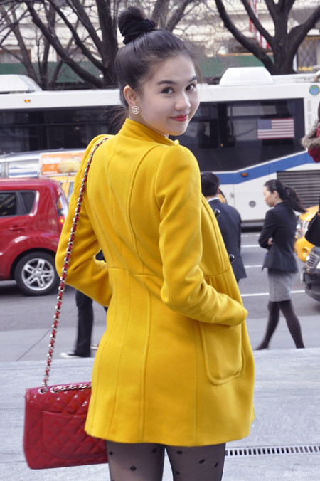 Ngọc Trinh vàng rực trên đường phố New York ảnh 2 Áo khoác vàng làm hoa hậu Việt Nam hoàn cầu thêm rực rỡ trên đường phố. Ngọc Trinh cho biết, tiết trời mát lạnh ở đây rất phù hợp để tung tăng trên phố và thăm thú các cửa hành thời trang danh tiếng.
