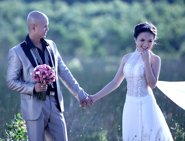 Ảnh cưới: Phan Đinh Tùng đắm đuối bên 'cô học trò' ảnh 7