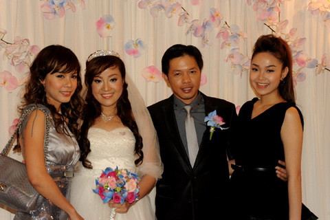 Diễn viên Minh Hằng (bìa phải) Diễn viên Minh Hằng (bìa phải)