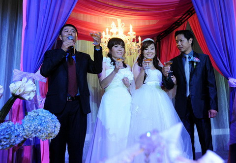 Đạo diễn Charlie Nguyễn là MC của bữa tiệc Đạo diễn Charlie Nguyễn là MC của bữa tiệc