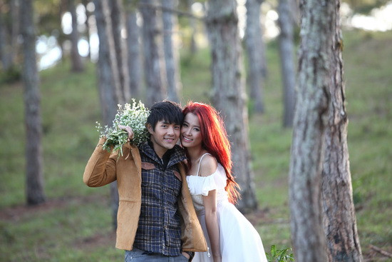 Cặp đôi Ông Cao Thắng - Đông Nhi vừa tung ra MV mới nhất Nơi ấy ngọn đồi tình yêu khiến khán giả trầm trồ thích thú, và không ít bạn trẻ "rung rinh" vì những cảnh quay vô cùng lãng mạn. (Theo Kênh 14)