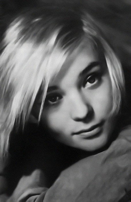 Svetlana Svetlichnaya sinh năm 1940, diễn viên Liên Xô và Nga, được tôn vinh Nghệ sỹ Liên bang xô- viết năm 1974, từng tham gia nhiều bộ phim nổi tiếng như Người anh hùng trong thời đại chúng ta (chuyển thể từ tiểu thuyết của Mikhail Lermontov), Mười bảy khoảnh khắc mùa xuân, Địa điểm họp là không thể thay đổi,...đặc biệt nổi bật trong phim Cánh tay kim cương năm 1968, trong vai Anna. Svetlana Svetlichnaya sinh năm 1940, diễn viên Liên Xô và Nga, được tôn vinh Nghệ sỹ Liên bang xô- viết năm 1974, từng tham gia nhiều bộ phim nổi tiếng như Người anh hùng trong thời đại chúng ta (chuyển thể từ tiểu thuyết của Mikhail Lermontov), Mười bảy khoảnh khắc mùa xuân, Địa điểm họp là không thể thay đổi,...đặc biệt nổi bật trong phim Cánh tay kim cương năm 1968, trong vai Anna.