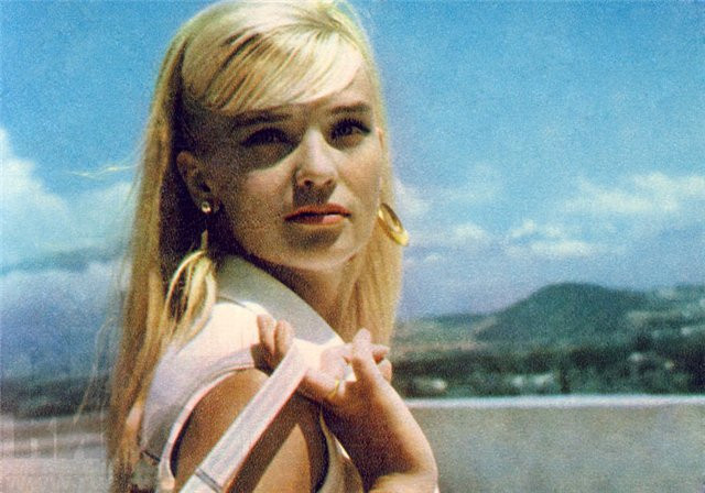 Svetlana Svetlichnaya sinh năm 1940, diễn viên Liên Xô và Nga, được tôn vinh Nghệ sỹ Liên bang xô- viết năm 1974, từng tham gia nhiều bộ phim nổi tiếng như Người anh hùng trong thời đại chúng ta (chuyển thể từ tiểu thuyết của Mikhail Lermontov), Mười bảy khoảnh khắc mùa xuân, Địa điểm họp là không thể thay đổi,...đặc biệt nổi bật trong phim Cánh tay kim cương năm 1968, trong vai Anna. Svetlana Svetlichnaya sinh năm 1940, diễn viên Liên Xô và Nga, được tôn vinh Nghệ sỹ Liên bang xô- viết năm 1974, từng tham gia nhiều bộ phim nổi tiếng như Người anh hùng trong thời đại chúng ta (chuyển thể từ tiểu thuyết của Mikhail Lermontov), Mười bảy khoảnh khắc mùa xuân, Địa điểm họp là không thể thay đổi,...đặc biệt nổi bật trong phim Cánh tay kim cương năm 1968, trong vai Anna.