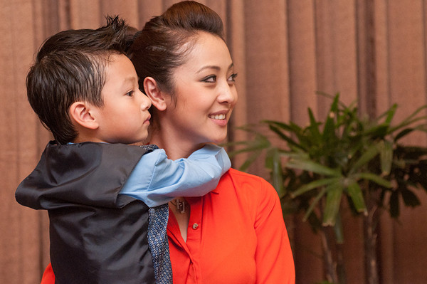 Jennifer - Quang Dũng tổ chức sinh nhật cho con trai ảnh 3 Suốt bữa tiệc sinh nhật, Bảo Nam quấn lấy mẹ và không rời nửa bước.