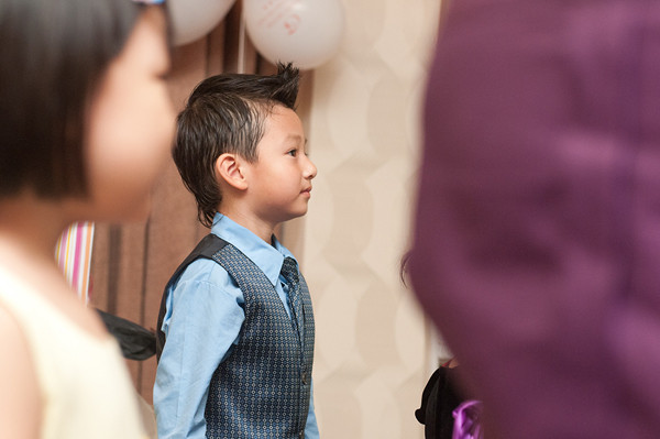 Jennifer - Quang Dũng tổ chức sinh nhật cho con trai ảnh 8 Theo nguồn tin từ bạn bè cô cho biết nhok tỳ Bảo Nam rất thân thiện và ham chơi, suốt buổi nhok chạy nhảy liên tục với các bạn nhỏ khác không ít lần té ngã nhưng vẫn tiếp tục đứng dậy chơi đùa cùng các bạn. Mẹ Jenni và bố Quang Dũng phải liên tục lau mồ hôi cũng như quan sát và nhắc nhở.