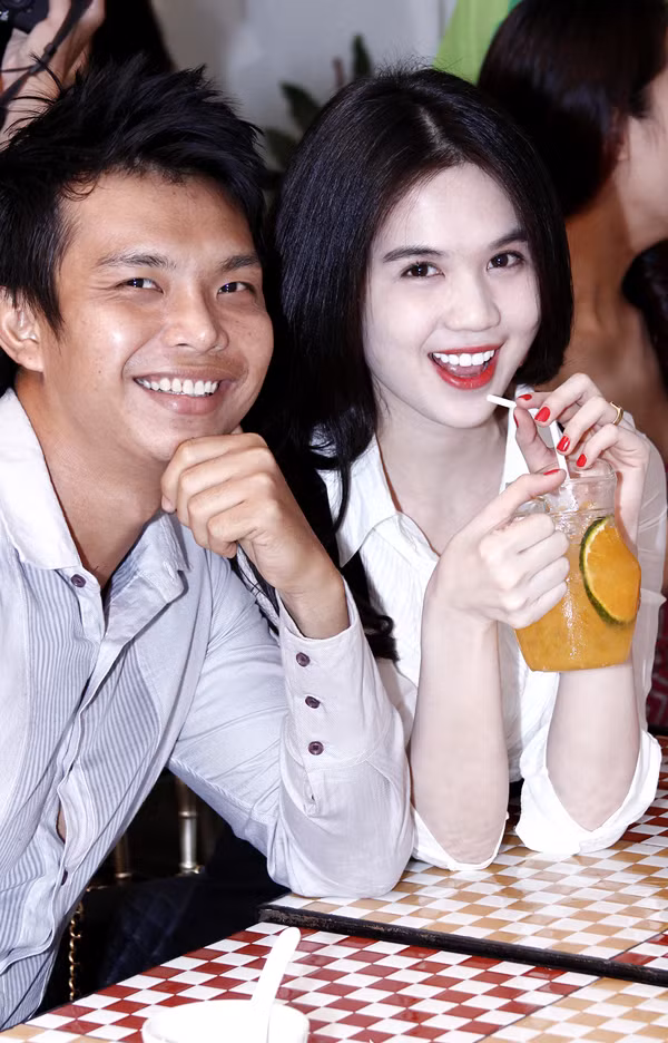 Ngọc Trinh dự buổi tiệc gặp mặt đầu năm của công ty, cô vui tươi và rạng rỡ giữa các đồng nghiệp nam, nữ. (Theo Ngôi Sao) Xem thêm: Ngọc Trinh