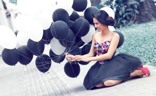 Nhà thiết kế Thuận & Nguyên cũng rất tâm huyết với bộ váy mới dành cho người đẹp “Lối sống sai lầm”. Anh dành cả ngày trời để đính nút, nhằm đem đến cho Vân Trang một bộ váy khác lạ và độc đáo. Vân Trang cũng chính là người trực tiếp tham gia vào việc… bơm bóng bay để làm đạo cụ diễn xuất.