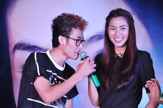 Người đẹp cười sảng khoái khi giao lưu cùng người hâm mộ.