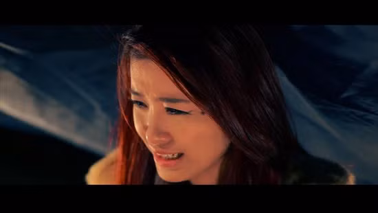 Trong MV lần này, có những cảnh quay về kí ức tình yêu, Đông Nhi đã bật khóc ngon lành vì cô nàng quá nhớ Ông Cao Thắng. Từng ánh mắt, từng hành động của Ông Cao Thắng luôn ở trong tâm trí, suy nghĩ của cô nàng. Diễn xuật chân thật của cặp đôi Ông Cao Thắng - Đông Nhi đã chạm đến trái tim của nhiều khán giả trẻ. Một MV có người qua đời nhưng không ghê sợ đầy ma quái mà lại chứa đựng quá nhiều yêu thương. (Theo Kênh 14)