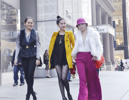Ngọc Trinh vàng rực trên đường phố New York ảnh 3 Ngọc Trinh cho biết, tiết trời mát lạnh ở đây rất phù hợp để tung tăng trên phố và thăm thú các cửa hành thời trang danh tiếng.