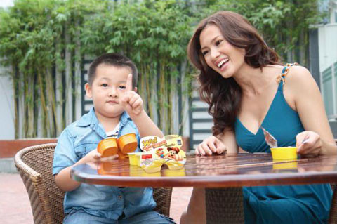 Sau những giờ làm việc căng thẳng, niềm vui của diễn viên Anh Thư là được chơi đùa và chăm sóc con trai cưng - bé Tiểu Long (Theo Ngôi Sao) Sau những giờ làm việc căng thẳng, niềm vui của diễn viên Anh Thư là được chơi đùa và chăm sóc con trai cưng - bé Tiểu Long (Theo Ngôi Sao)