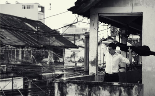 Lương Mạnh Hải vừa vừa thực hiện bộ ảnh mới với bối cảnh xưa cũ đầy tâm trạng. Vào 19h30 ngày 7/2 tại cụm rạp BHD Star, anh và đoàn phim sẽ có buổi giao lưu với khán giả nhân ngày ra mắt DVD cũng như trước khi đi dự LHP Berlin. (Ngắm Lương Mạnh Hải ưu tư giữa khung cảnh trầm buồn)