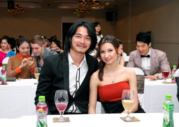 Quách Ngọc Ngoan cũng nhẹ ôm eo bạn diễn Vesela Gegrgieva Dimova, họ mang số báo danh 09. Quách Ngọc Ngoan cũng nhẹ ôm eo bạn diễn Vesela Gegrgieva Dimova, họ mang số báo danh 09.