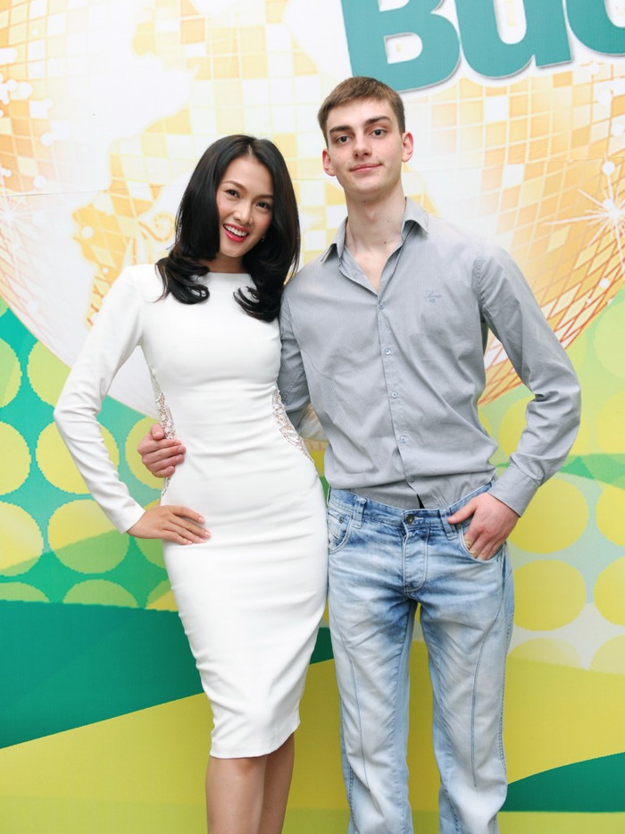 Người mẫu - diễn viên Anh Thư và Teodor Mitkov Zlatarev, số báo danh 01 Người mẫu - diễn viên Anh Thư và Teodor Mitkov Zlatarev, số báo danh 01