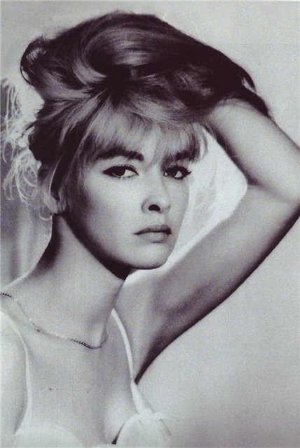 Anna Samokhina (1963 -2010), từng là diễn viên kiêm ca sĩ và MC truyền hình nổi tiếng, được xem là một trong những diễn viên xinh đẹp nhất của Nga. Cô tham gia đóng phim từ năm 1983, nhận vai nữ chính Mercedes trong bộ phim The Prisoner of If Castle (1988), chuyển thể từ tiểu thuyết Bá tước Monte Cristo của Alexandre Dumas và nhiều vai trong các bộ phim điện ảnh Nga sau này. Cô mất năm 2010 vì ung thư dạ dày trong sự tiếc thương của rất nhiều người hâm mộ. Anna Samokhina (1963 -2010), từng là diễn viên kiêm ca sĩ và MC truyền hình nổi tiếng, được xem là một trong những diễn viên xinh đẹp nhất của Nga. Cô tham gia đóng phim từ năm 1983, nhận vai nữ chính Mercedes trong bộ phim The Prisoner of If Castle (1988), chuyển thể từ tiểu thuyết Bá tước Monte Cristo của Alexandre Dumas và nhiều vai trong các bộ phim điện ảnh Nga sau này. Cô mất năm 2010 vì ung thư dạ dày trong sự tiếc thương của rất nhiều người hâm mộ.