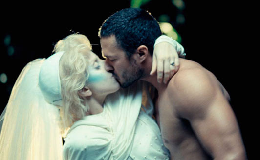 Lady Gaga tiết lộ cô muốn có con mang dòng máu Italia. Điều oái oăm là bạn trai cô, Taylor Kinney, 30 tuổi, diễn của Nhật ký Ma cà rồng lại sinh ra và lớn lên ở Mỹ; thế nên không biết Gaga nói ra điều này thì anh chàng Taylor lực lưỡng có "tẽn tò" hay không? Lady Gaga tiết lộ cô muốn có con mang dòng máu Italia. Điều oái oăm là bạn trai cô, Taylor Kinney, 30 tuổi, diễn của Nhật ký Ma cà rồng lại sinh ra và lớn lên ở Mỹ; thế nên không biết Gaga nói ra điều này thì anh chàng Taylor lực lưỡng có "tẽn tò" hay không?