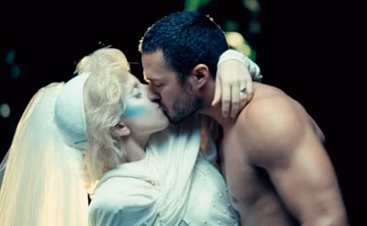 Lady Gaga tiết lộ cô muốn có con mang dòng máu Italia. Điều oái oăm là bạn trai cô, Taylor Kinney, 30 tuổi, diễn của Nhật ký Ma cà rồng lại sinh ra và lớn lên ở Mỹ; thế nên không biết Gaga nói ra điều này thì anh chàng Taylor lực lưỡng có "tẽn tò" hay không?