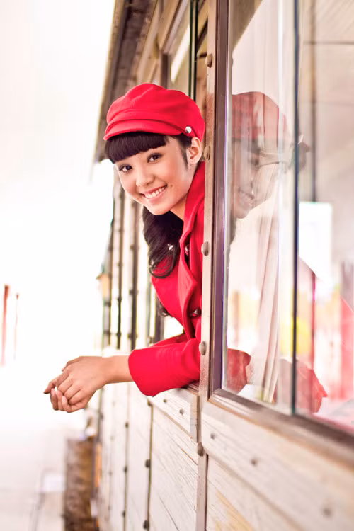 Mẫu nhí 14 tuổi Lê Hoàng Bảo Trân vừa giới thiệu bộ ảnh mới chụp ở ga Đà Lạt, quê ngoại của cô. Bộ ảnh như làm bừng sáng rực rỡ những toa tàu cũ kỹ vì vẻ xinh đẹp tỏa nắng của Bảo Trân. Ngắm chùm ảnh này của Bảo Trân.