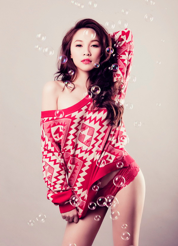 Người 'kè kè' cạnh Ngọc Trinh ôm gối che ngực trần ảnh 6