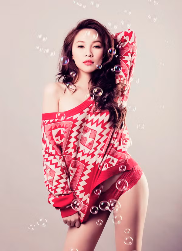 Người 'kè kè' cạnh Ngọc Trinh ôm gối che ngực trần ảnh 6