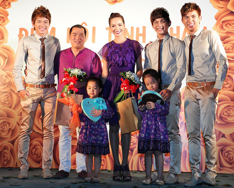 Nhóm V.Music tặng quà cho gia đình Thúy Hạnh.