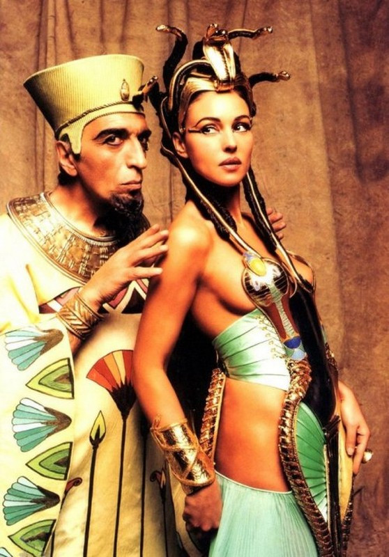 Monica Bellucci vai nữ hoàng Cleopatra phim của Pháp Asterix & Obelix: Mission Cleopatra thích ứng với bộ truyện tranh nổi tiếng, ra 4 phim, phim gần nhất sẽ phát hành năm 2012