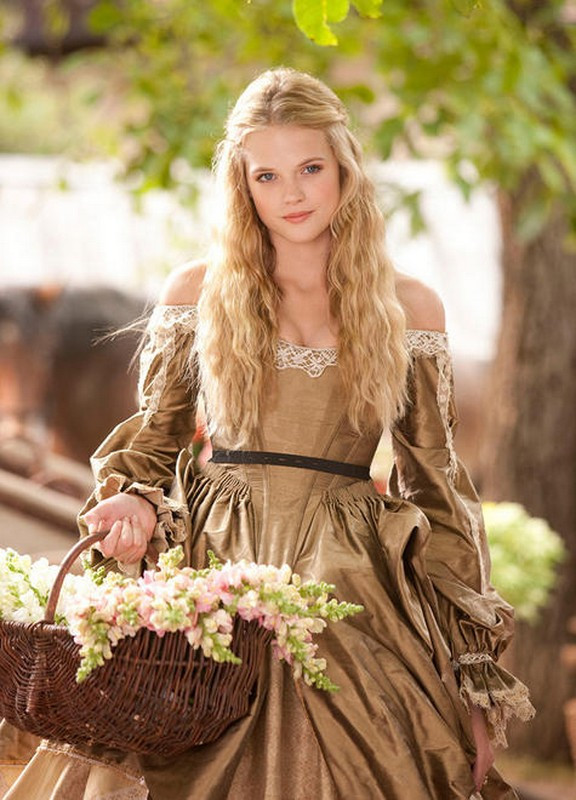 Gabriella Wilde, nữ diễn viên trẻ người Anh, đóng Constance Bonacieux trong phim Ba chàng lính ngự lâm năm 2011 có chất lượng gây ra tranh cãi. Trước đó, cô cũng tham trong tập phim Ma cà rồng thành Venice, phim Doctor Who là một loạt phim truyền hình thuộc thể loại khoa học viễn tưởng được hãng BBC sản xuất, rất ăn khách.
