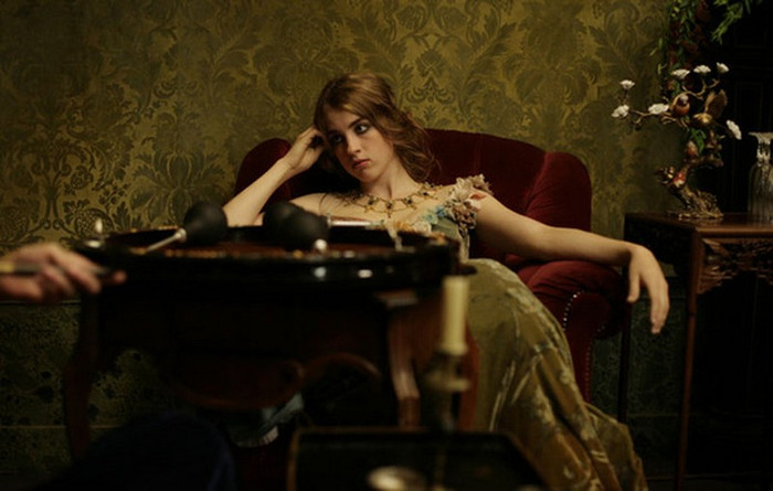 Các diễn viên ngôi sao Hafsia Herzi vai Samira, Céline Sallette vai Clotilde, Jasmine Trinca (diễn viên Italia) vai Julie, Adele Haenel vai Lea trong phim Ngôi nhà của lòng khoan dung (L'Apollonide: Souvenirs de la maison close) của điện ảnh Pháp, chiếu ra mắt tại Liên hoan phim Cannes 2011, được đề cử 8 giải César (tổ chức trao giải cuối tháng 2.2012), nhận được đánh giá cao của khán giả.