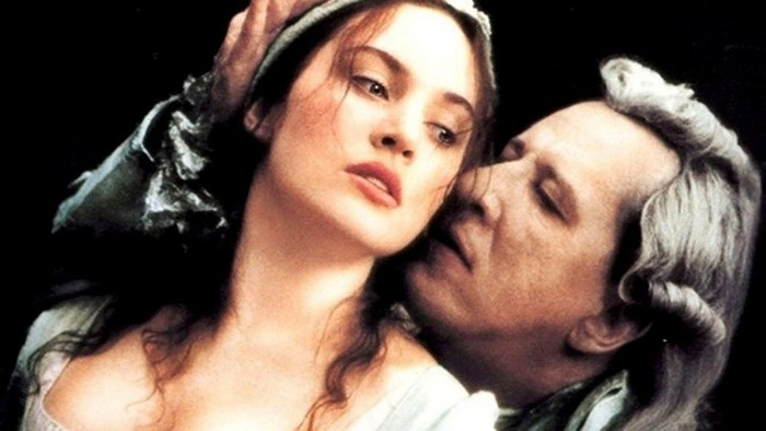 Kate Winslet trong vai nữ chính Madeleine “Maddy” LeClerc, phim Quills năm 2000 do Philip Kaufman đạo diễn, dựa theo vở kịch đoạt giải Obie của Doug Wright. Bộ phim tâm lý xã hội lịch sử rất được yêu thích ở nhiều nước, dù cho có chỉ trích không hoàn toàn sát lịch sử.