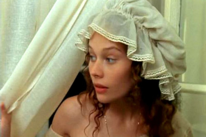 Yelena Korikova, diễn viên Nga trong vai tiểu thư Liza phim Cô tiểu thư nông dân, chuyển thể từ truyện của đại thi hào Aleksandr S.Pushkin, ra mắt năm 1996. Cô cũng tham gia phim Ba chị em gái dựa theo vở kịch nổi tiếng của nhà văn Anton Chekhov năm 1994 và nổi bật phim Nàng Anna tội nghiệp năm 2003.