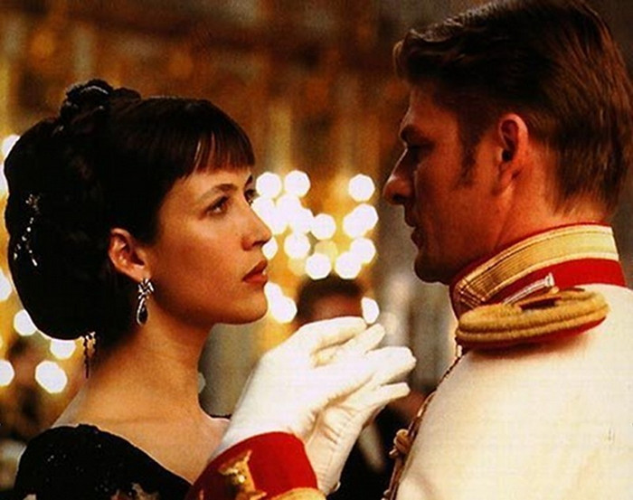 Sophie Marceau, cô đào nổi tiếng của Pháp trong phim Anna Karenina năm 1997. Cô còn tham gia phim Braveheart và nhiều bộ phim lịch sử nổi tiếng khác.