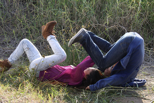 Trong phân đoạn này, Minh Hằng ban đầu bị dồn thế bí nhưng sau đó đã đảo ngược tình thế, quật ngã đối thủ. (Xem thêm Ngọc Quyên lộ cảnh khỏa thân tắm bồn)