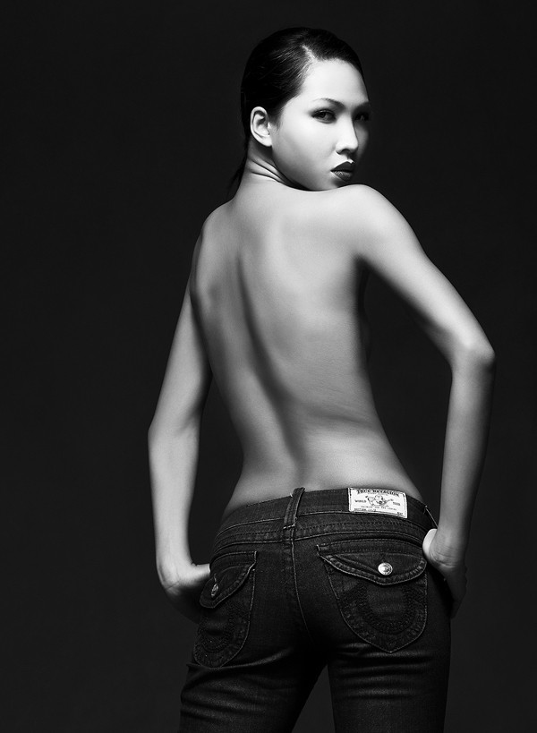 Minh Triệu khoe tấm lưng trần. Minh Triệu khoe tấm lưng trần.