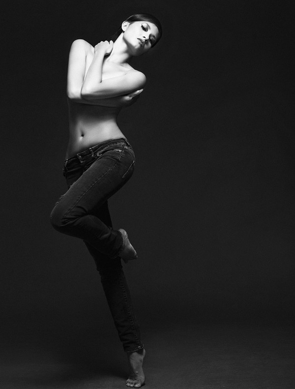 Cô cũng mới tham gia bộ ảnh bán nude của cùng 12 chân dài Việt khác với tên 'No boundaries'. Cô cũng mới tham gia bộ ảnh bán nude của cùng 12 chân dài Việt khác với tên 'No boundaries'.