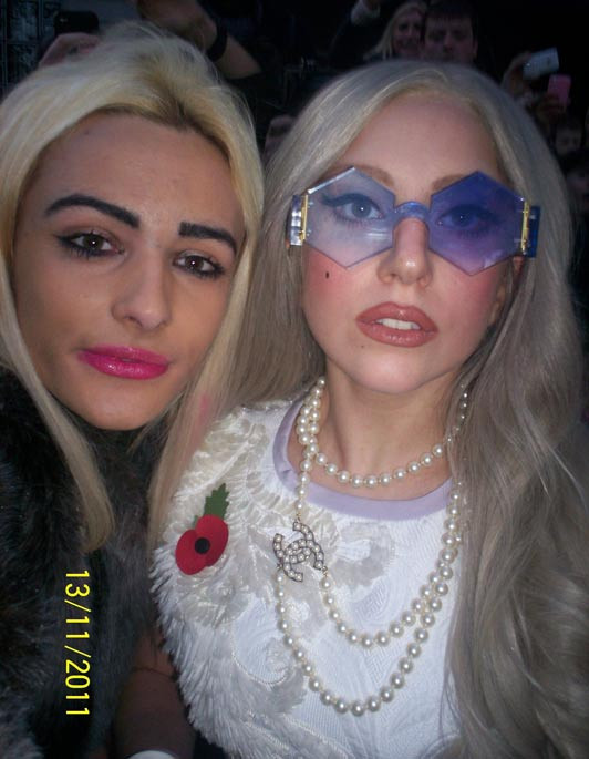 "Chính Lady Gaga đã cỏ vũ, động viên tôi dám trở về bản chất thật sự của mình là nữ giới, dù lâu nay nó ẩn trong vẻ bề ngoài nam giới", Cambell nói. Trong ảnh, Cambell chụp chung với thần tượng của mình - Lady Gaga. "Chính Lady Gaga đã cỏ vũ, động viên tôi dám trở về bản chất thật sự của mình là nữ giới, dù lâu nay nó ẩn trong vẻ bề ngoài nam giới", Cambell nói. Trong ảnh, Cambell chụp chung với thần tượng của mình - Lady Gaga.