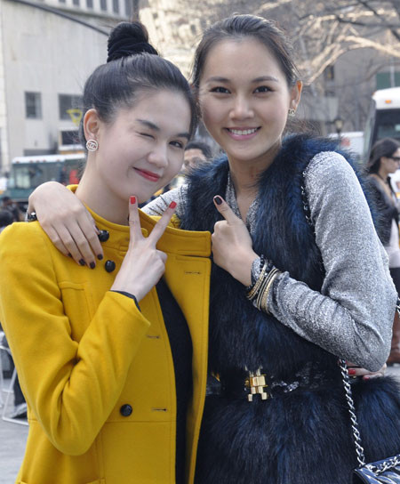 Ngọc Trinh vàng rực trên đường phố New York ảnh 5 Ngọc Thạch được mời sang New York tham dự show thời trang của nhà thiết kế Cory với vai trò người mẫu chính trong đêm diễn tối 25/2 với 200 người mẫu nước ngoài.