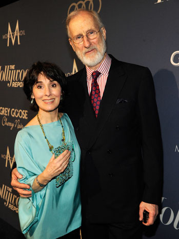 James Cromwell, người đóng vai người lái xe trong bộ phim được 10 đề cử "The Artist" cùng vợ. James Cromwell, người đóng vai người lái xe trong bộ phim được đề cử xuất sắc nhất "The Artist" cùng vợ. Ảnh: Hollywood Reporter.