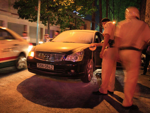 Môt lúc sau cảnh sát giao thông đến hỗ trợ giải quyết sự cố, tránh ùn tắc đường (Ảnh NLĐ). Môt lúc sau cảnh sát giao thông đến hỗ trợ giải quyết sự cố, tránh ùn tắc đường (Ảnh NLĐ).