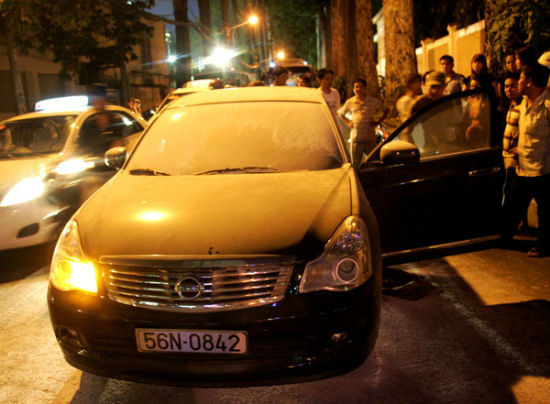 Cả hai vội vùng thoát ra ngoài. Chiếc xe hiệu Nissan màu đen được mọi người xung quanh giúp dập tắt lửa nhanh chóng (Ảnh Ngôi Sao), Cả hai vội vùng thoát ra ngoài. Chiếc xe hiệu Nissan màu đen được mọi người xung quanh giúp dập tắt lửa nhanh chóng (Ảnh Ngôi Sao),