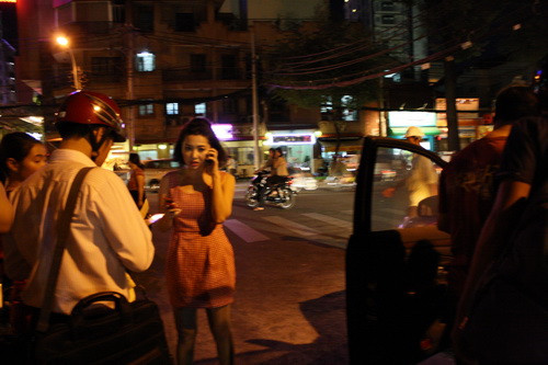 Cô vội gọi điện thông báo cho người thân (Ảnh VNN). Cô vội gọi điện thông báo cho người thân (Ảnh VNN).