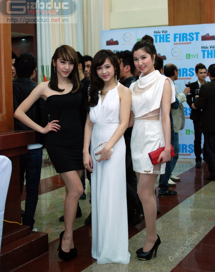 Huyền Baby có gương mặt hao hao Midu khi nhìn từ xa, nhất là khi mỉm cười. >> Ngắm hot girl Midu "bị" 5 chàng trai tán tỉnh