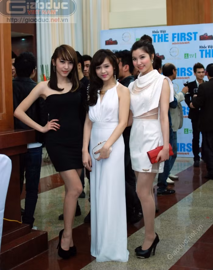 Huyền Baby có gương mặt hao hao Midu khi nhìn từ xa, nhất là khi mỉm cười. >> Ngắm hot girl Midu "bị" 5 chàng trai tán tỉnh